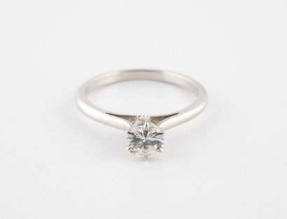 null Bague solitaire en or gris (750) orné d'un diamant taille brillant en serti...