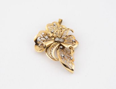 null Broche pendentif en or jaune (750) et platine (850) à motif d'une fleur ajourée,...