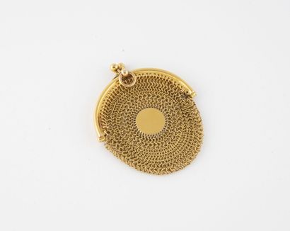 null Petite bourse ronde en mailles d'or jaune (750) centrée d'une plaque ronde chiffrée...