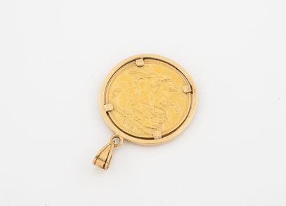 Angleterre Souverain or jaune (750), Victoria, 1872, monté en pendentif en serti...