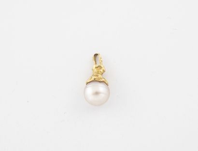 null Yellow gold (750) textured pendant holding a white cultured pearl. 

Gross weight:...