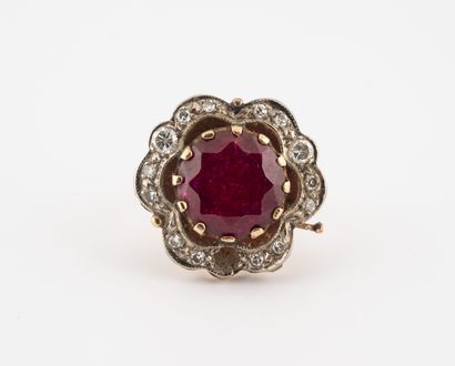 null Yellow gold (585) flower ring centered on a round faceted synthetic ruby in...