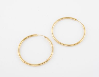 null Pair of creoles in yellow gold (750).

System for pierced ears. 

Weight : 3.97...