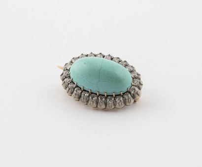 null Small oval brooch in yellow gold (585) and silver (min. 800) centered with a...