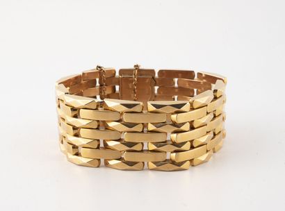 null Ribbon bracelet in yellow gold (750) with basket weave links, some filed. 

Ratchet...