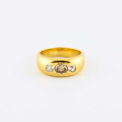 null Bague jonc en or jaune (750) centrée d'un diamant de taille brillant teinté...