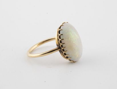 null Yellow gold ring (750) centered with an oval opal cabochon in claw setting....