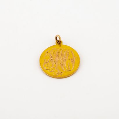Médaille ronde en or jaune (585) chiffrée...