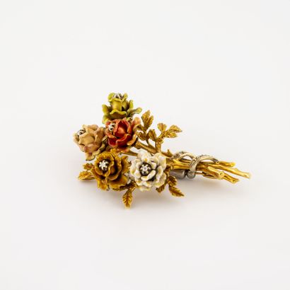 null Amusing yellow gold (750) brooch featuring a bouquet of five roses, each enameled...