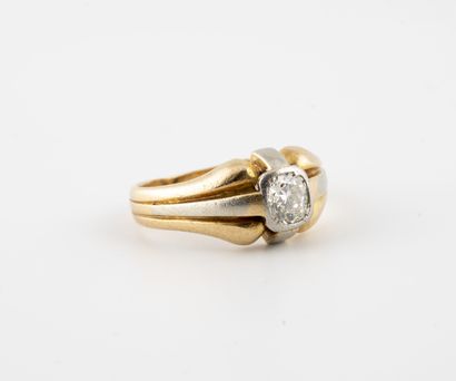 null Bague en or jaune (750), partiellement rhodié, ornée d'un diamant de taille...