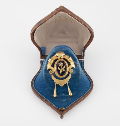 FRANCE, seconde moitié du XIXème siècle Yellow gold (750) medallion brooch centered...