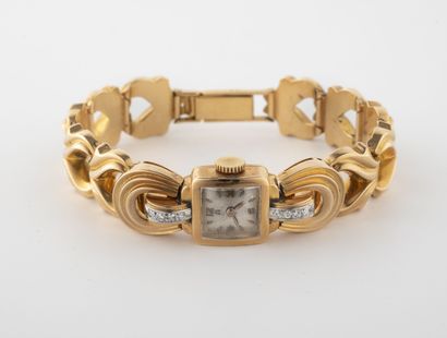 OMEGA, vers 1945-1950 Montre bracelet de dame en or jaune (750). 

Cadran argenté...