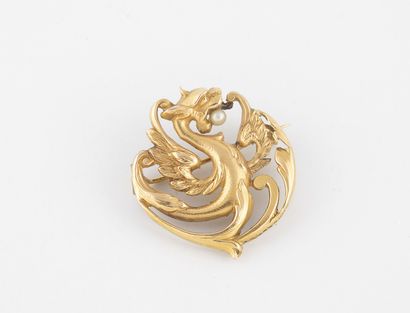 null Brooch in yellow gold (750) showing a chimera holding in its mouth a white native...