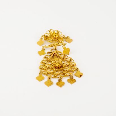 null Yellow gold (750) pendant brooch with filigree decoration of scrolls and pendants...
