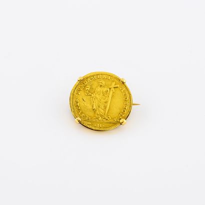 null Broche en or jaune (750) ornée d'un scudo d'oro, Clement XI, Etats pontificaux....