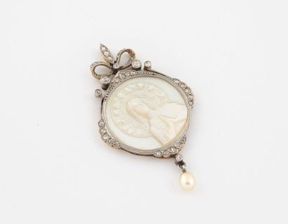 FRANCE, vers 1910-1920 Pendentif médaillon en or jaune (750) et platine (850) orné...