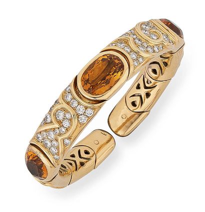 null Bracelet jonc semi-rigide en or jaune (750) orné de volutes pavées de diamants...