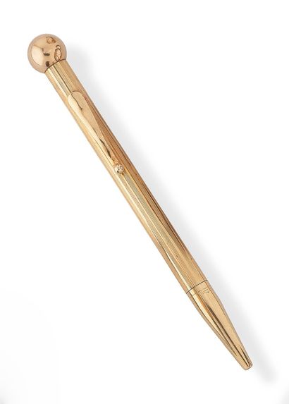 CARTIER Yellow gold (585) mechanical pencil with grooved decoration, centered on...