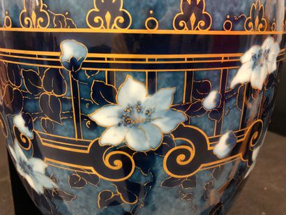 Manufacture de SEVRES, seconde moitié du XIXème siècle Vase de Mycènes.
Epreuve en...