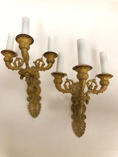  Paire d'appliques en bronze doré à un bouquet de trois bras de lumières en forme...