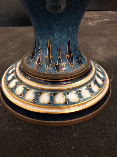 Manufacture de SEVRES, seconde moitié du XIXème siècle Vase de Mycènes.
Epreuve en...