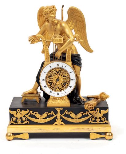  Pendule à Apollon penché sur une grande lyre, contenant le mouvement, en bronze...