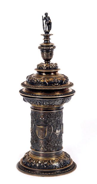 GOLDSMITH & SILVERSMITH COMPAGNY Ltd, 112 Covered silver pokal (925) white and gilded...