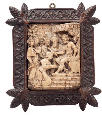  Plaque en albâtre sculpté avec rehauts d'or représentant Esther et Assuérus. Esther...