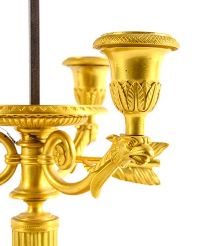  Lampe bouillotte en bronze doré à bouquet de trois bras de lumière à têtes de lionnes...