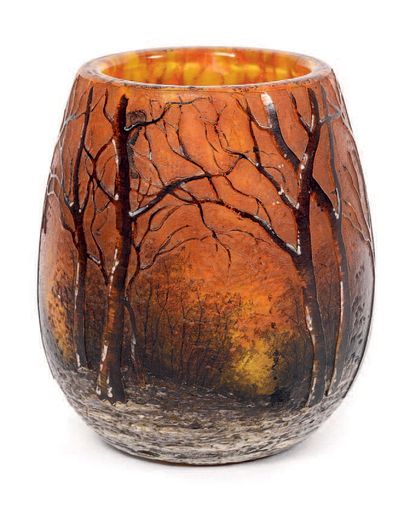 DAUM à Nancy Petit vase à fond plat de forme ovoïde.
Épreuve en verre multicouche...
