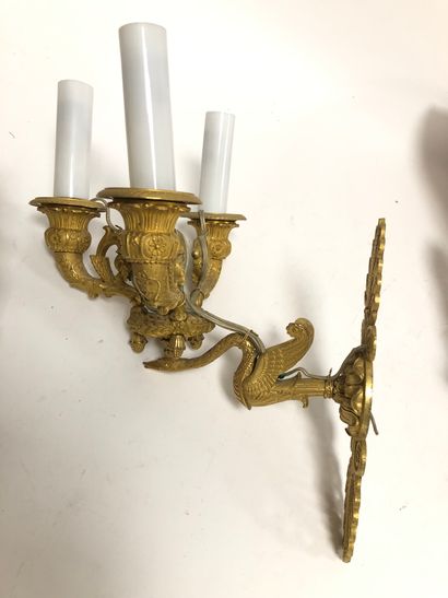 null Paire d'appliques en bronze doré à un bouquet de trois bras de lumières en forme...