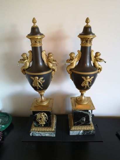  Paire de vases couverts en balustre en bronze patiné aux ornements dorés, tels que...