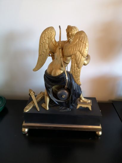  Pendule à Apollon penché sur une grande lyre, contenant le mouvement, en bronze...