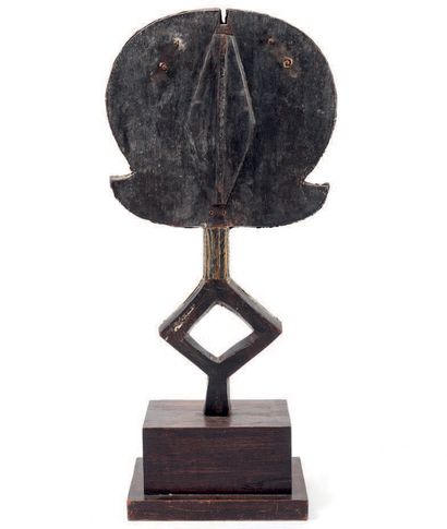 GABON Figure de reliquaire Kota.
En bois recouverte de plaques de cuivre martelé...