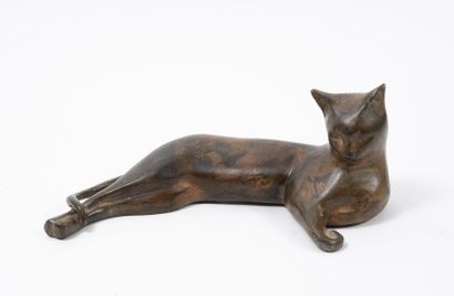 Pierre CHENET (XXème-XXIème siècle) Cat lying down. 

Proof in bronze with brown...