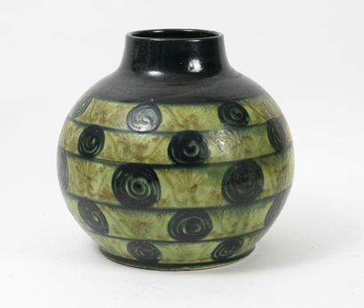 ELCHINGER Fils Vase ball.

In green and black glazed ceramic decorated with registers...