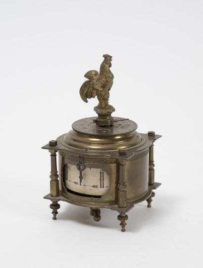 null Alarm clock in patinated bronze, resting on four feet and surmounted by a rooster...