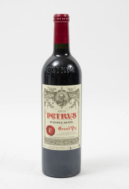 PETRUS 1 bouteille, 2012.

Pomerol.

Bon niveau.

Griffures à l'étiquette.