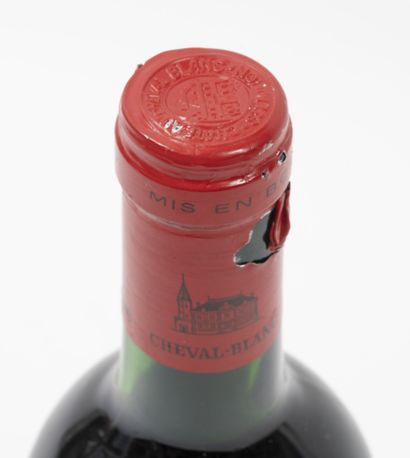 CHÂTEAU CHEVAL BLANC 1 bouteille, 1987.

GCC1 (A) Saint-Emilion.

Niveau haute épaule,...