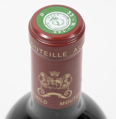 Château Mouton Rothschild 1 bottle, 2013.

GCC1 Pauillac.

Good level.

Tiny stains...