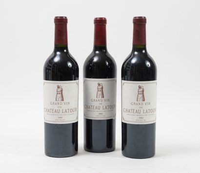 CHÂTEAU LATOUR 3 bottles, 2002.

GCC1 Pauillac.

Good level.

Scratches, small lacks...