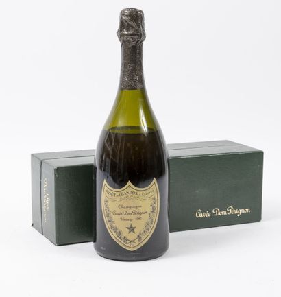 MOET ET CHANDON Cuvée DOM PERIGNON 1 vintage bottle, 1980.

Drain level.

Boxed ...
