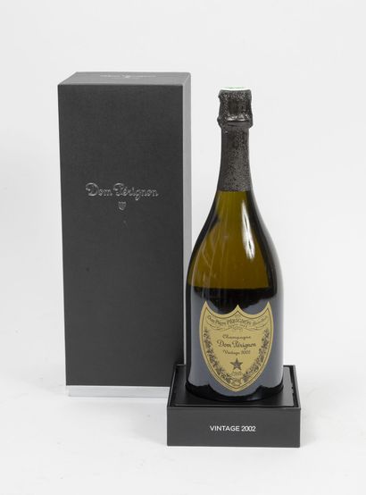 MOET ET CHANDON Cuvée DOM PERIGNON A vintage 2002 bottle. 

Good level.

In its box.

Small...