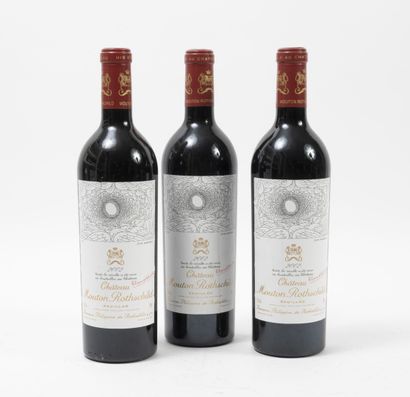 Château Mouton Rothschild 3 bottles, 2002.

GCC1 Pauillac.

Good level.

Scratches...