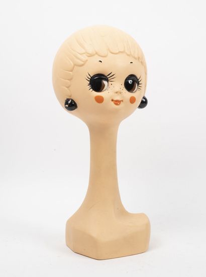 Twiggy Tête à chapeau, circa 1960-70.

En plastique.

H. : 40 cm.

Petites usures,...