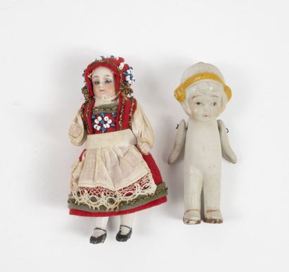 null Lot : 

- Porcelain mignonette, closed mouth, fixed eyes, semi-articulated body...