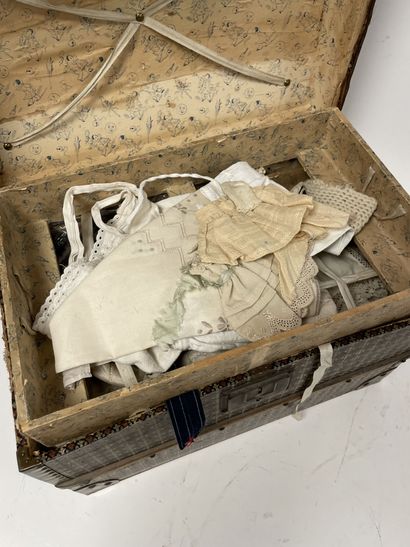  Doll's trunk with clothes. 
31 x 40 x 25,5 cm. 
Stains, small tears, scratches and...