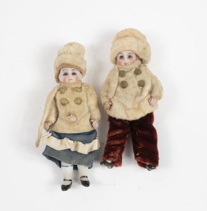 couple of mignonettes in painted porcelain.

Cloth...