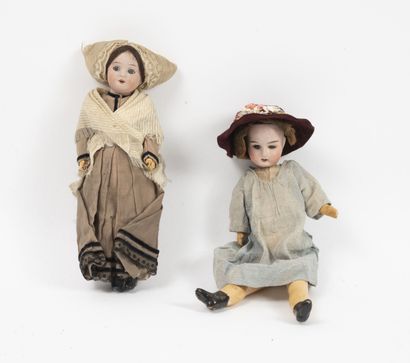 Lot of two dolls :

- a porcelain head marked...
