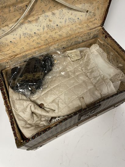 null Doll's trunk with clothes.

31 x 40 x 25,5 cm.

Stains, small tears, scratches...